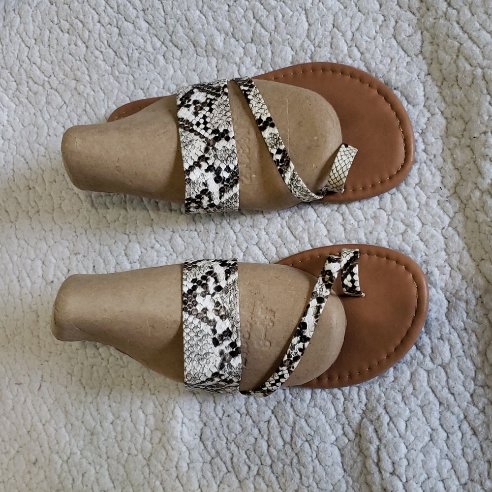Pre Owned rue21 Woman's snake print Sandals